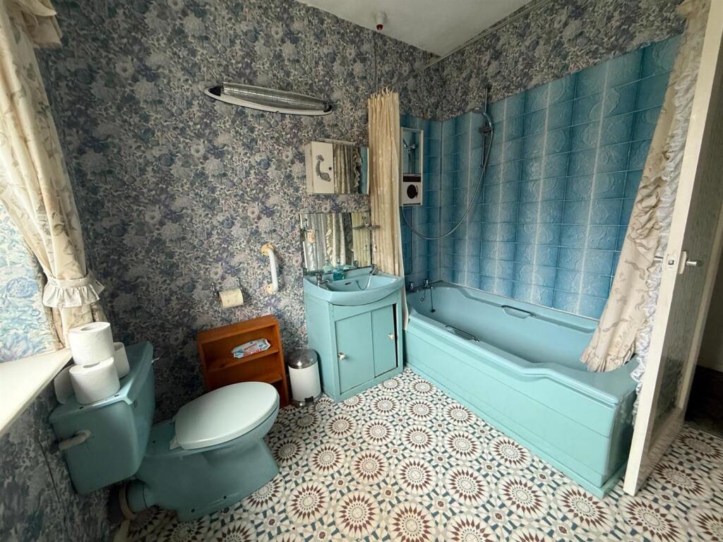 Bathroom1.jpg