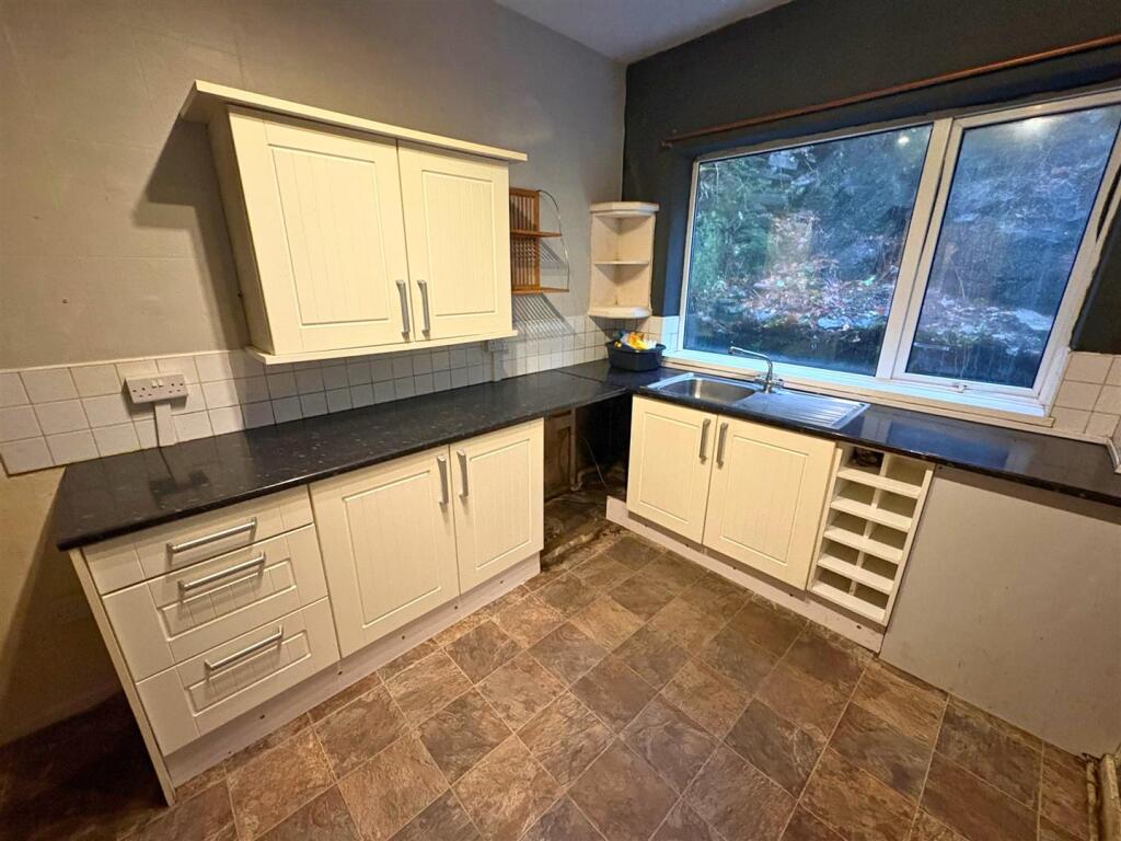 Kitchen b (edit).jpg