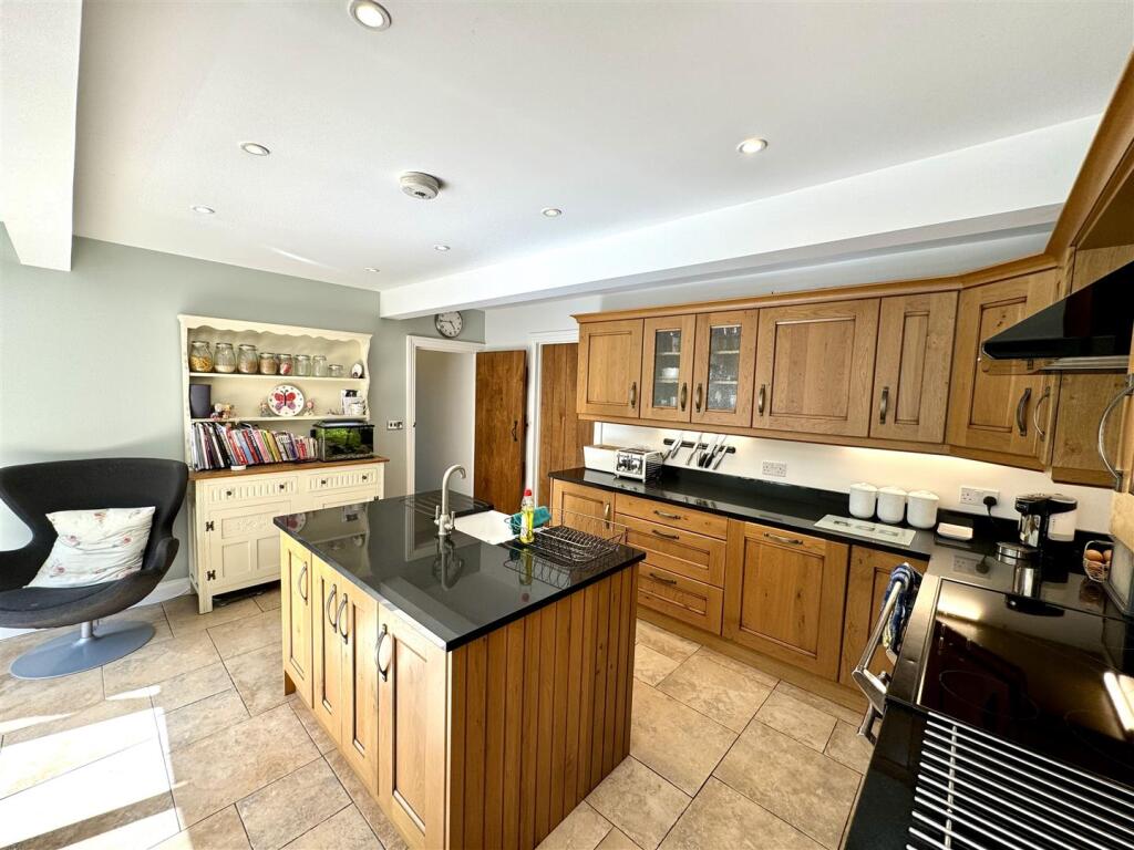 OPEN PLAN KITCHEN/DINING ROOM