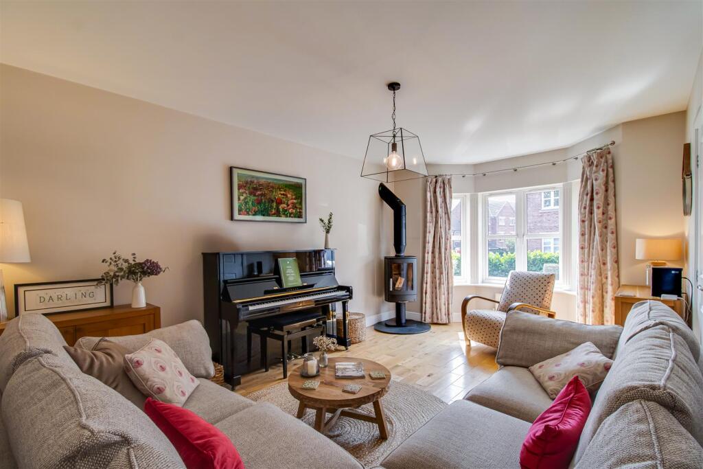 17 St Andrews Close, Living Room Edit (25).jpg