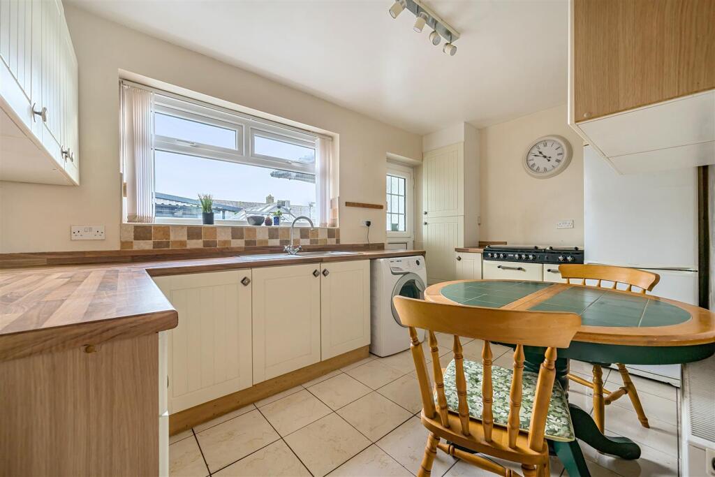 KITCHEN/ DINING ROOM