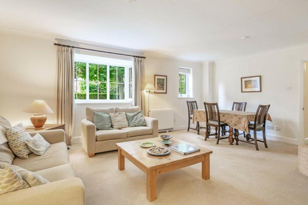 Sitting/dining room
