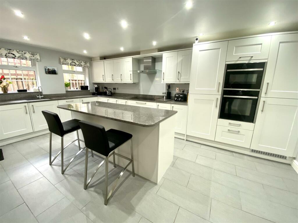 KITCHEN/DINING, FAMILY ROOM