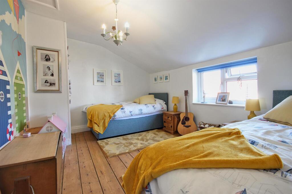 BEDROOM 2 (REAR)