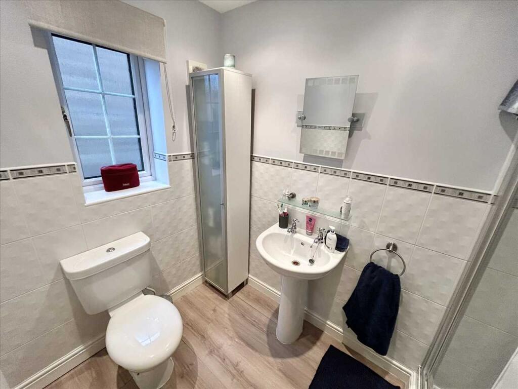 EN-SUITE SHOWER ROOM
