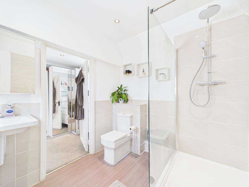 CAM02023G0-PR0150-STILL028