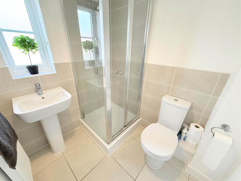 EN-SUITE SHOWER ROOM