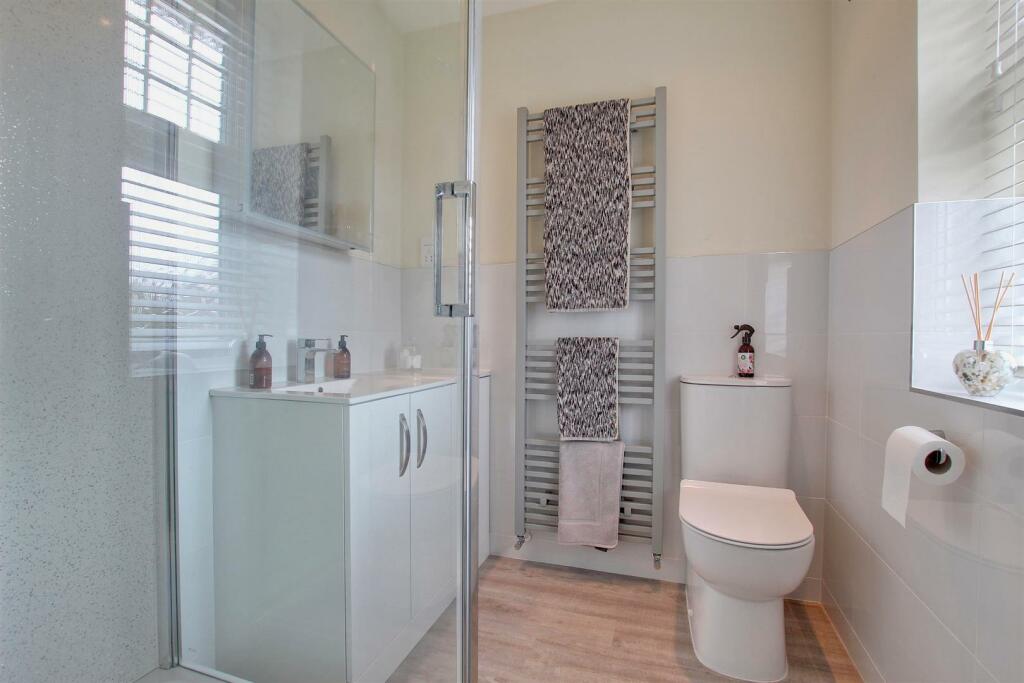 EN SUITE SHOWER ROOM