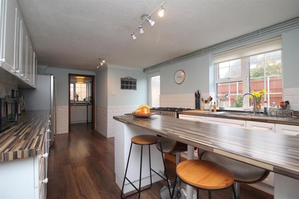 kitchen 2 .JPG