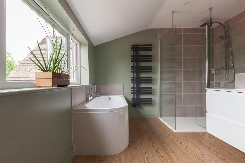 Family Bathroom 1.jpg