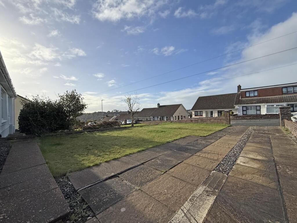 Cardigan Road 20 - Front Garden.jpg