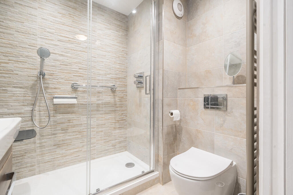 Modern Shower Roo...