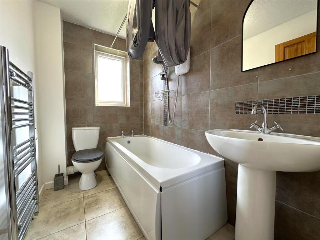 First Floor Bathroom 817