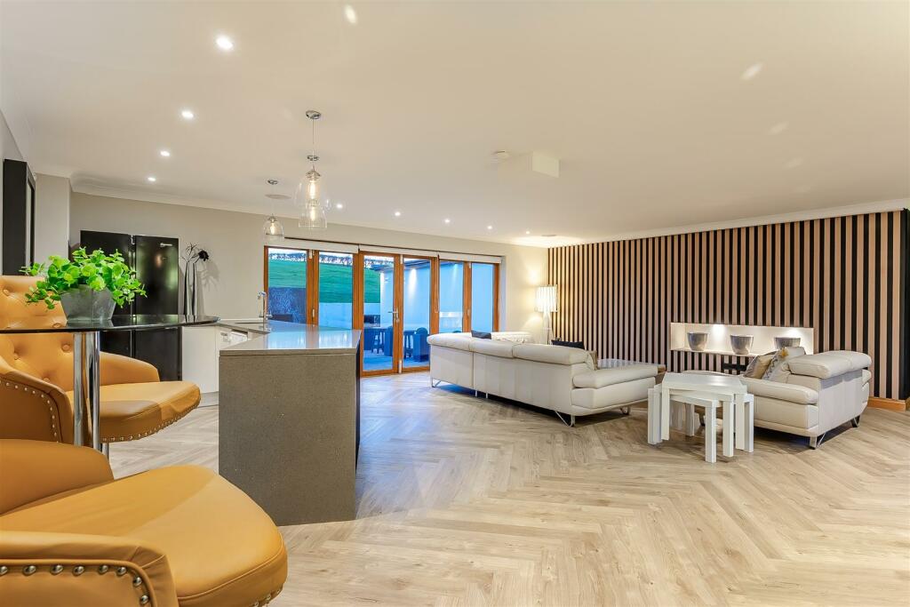 8583872-interior01.jpg