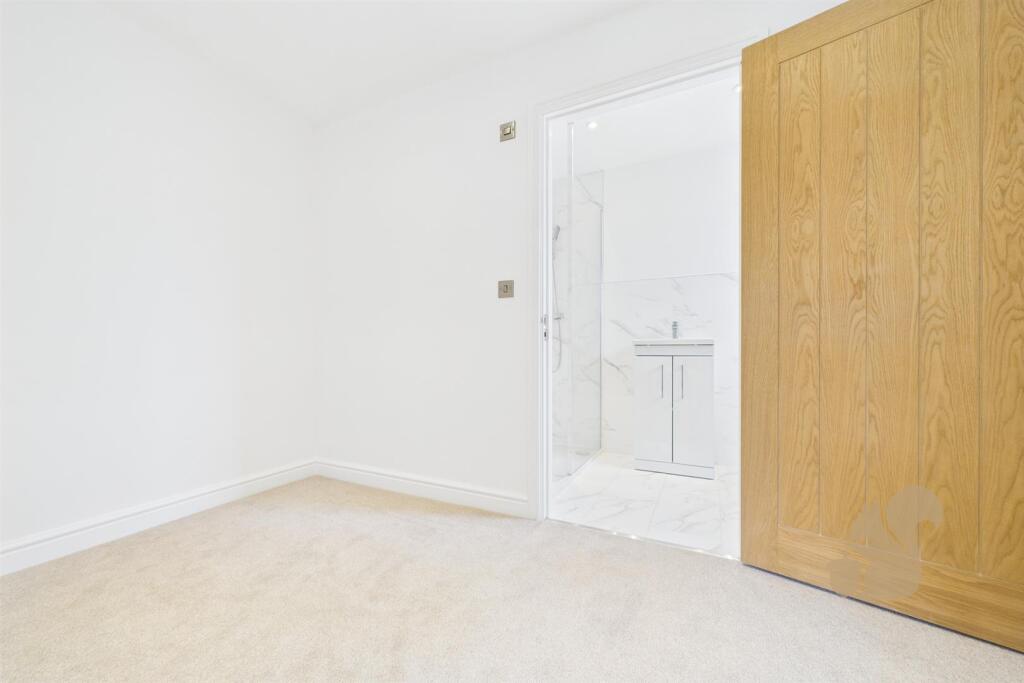 Dressing Area &amp; En-Suite Shower Room