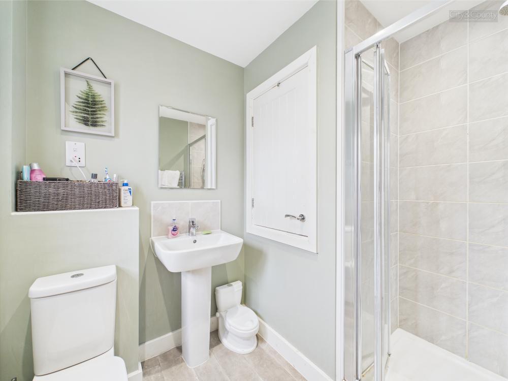En-Suite To Master Bedroom
