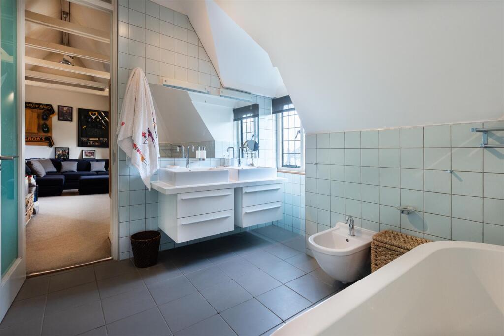 D307 19 wildwood rd topBath.jpg