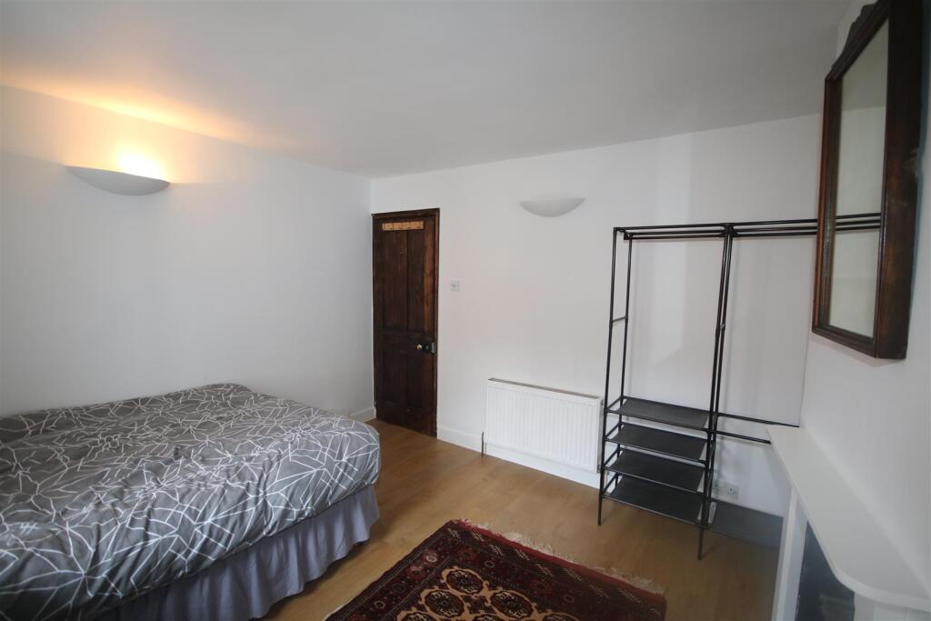 Bedroom 1b.JPG