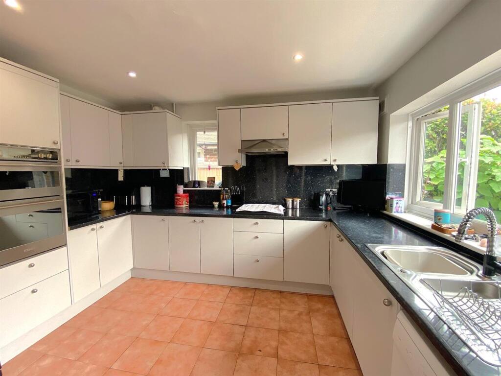 2 Ward Way - Kitchen2.jpg