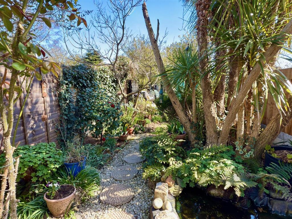 GARDEN AREA REAR.jpg