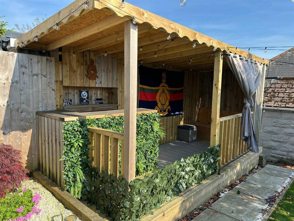 Covered bar/Seating
