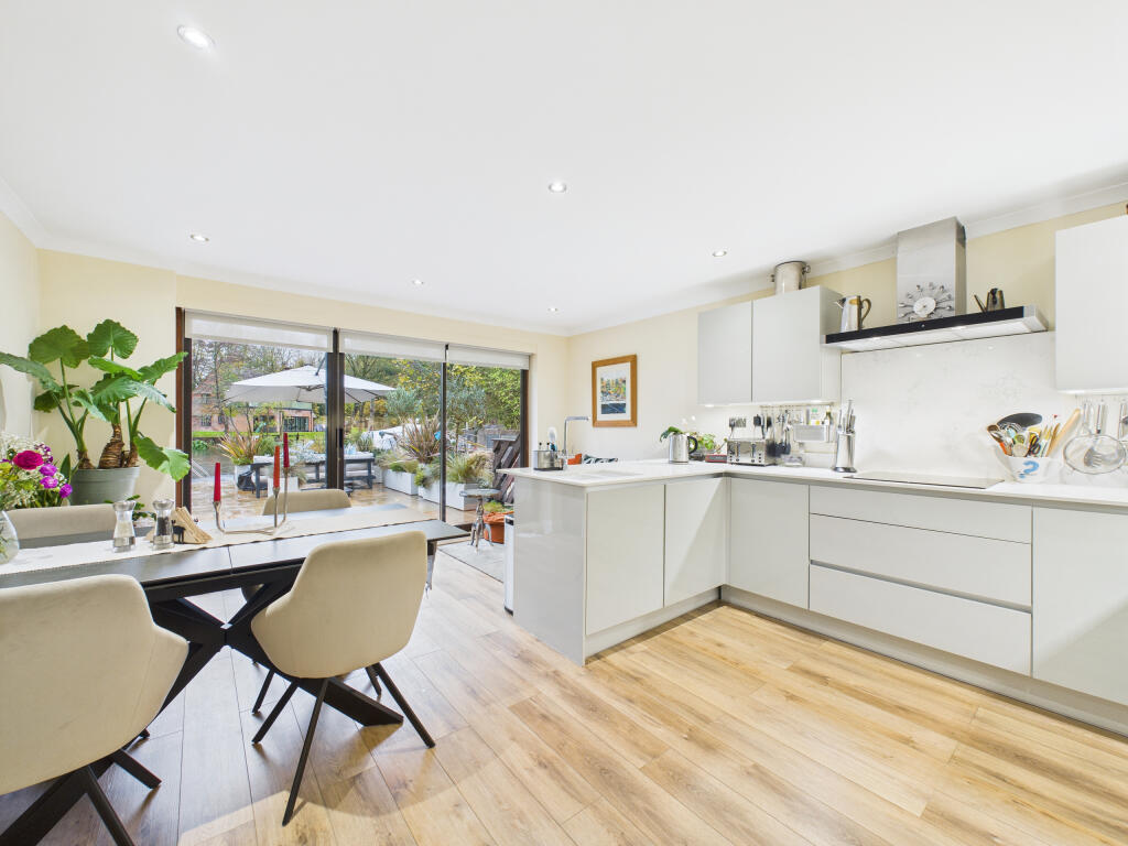 CAM01984G0-PR0529-STILL001