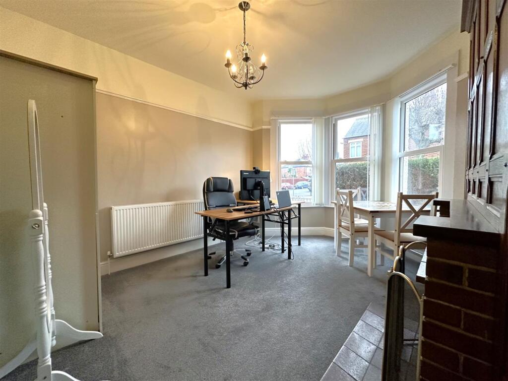 Bay-Fronted Dining Room 015