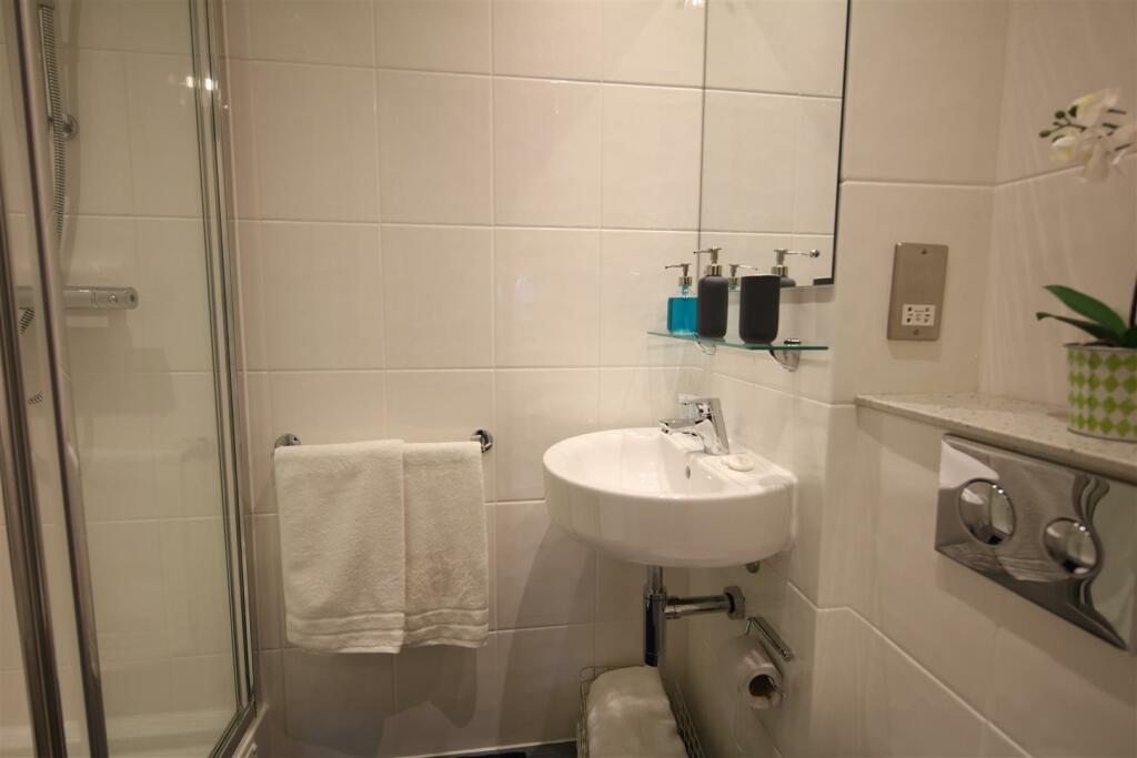 tyne bridge ensuite shower room.JPG