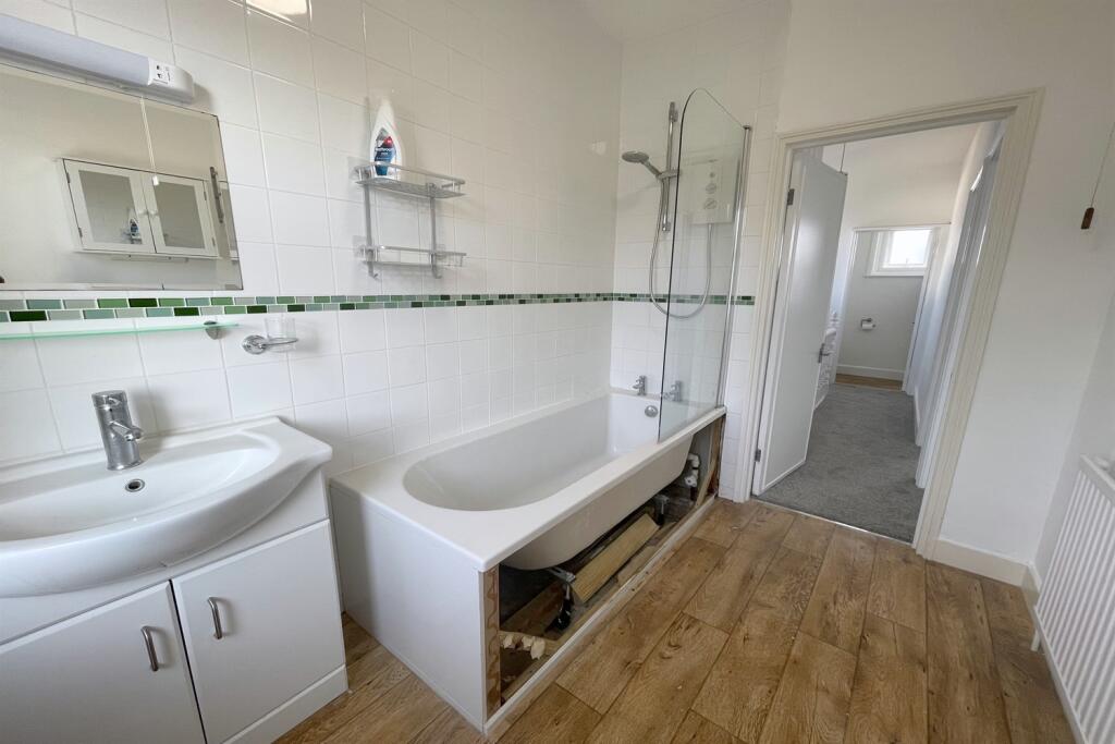 Modern fitted bathro