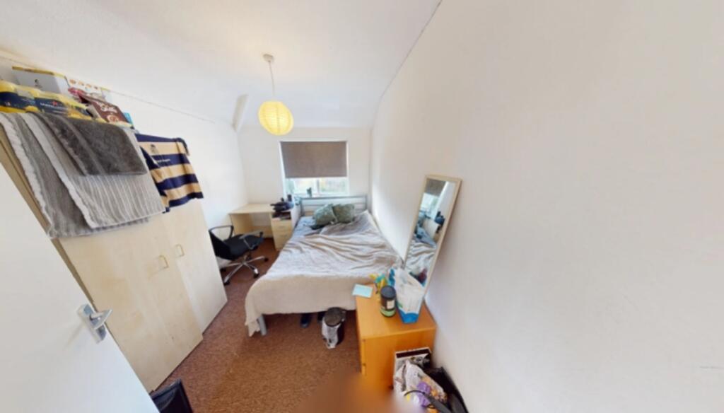 A cozy double bedroom with good natural light, ...