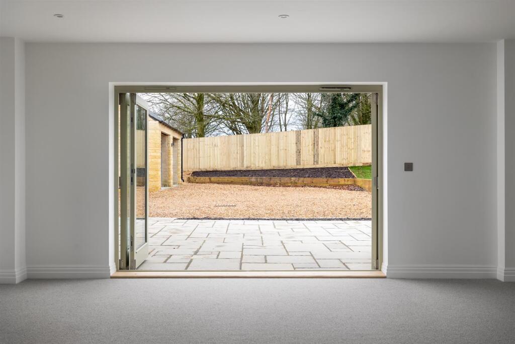 32 - Baddeley House - GL54 4NE - Web.jpg