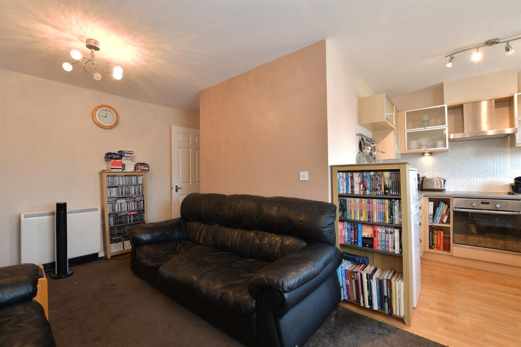 Lounge/Dining Area