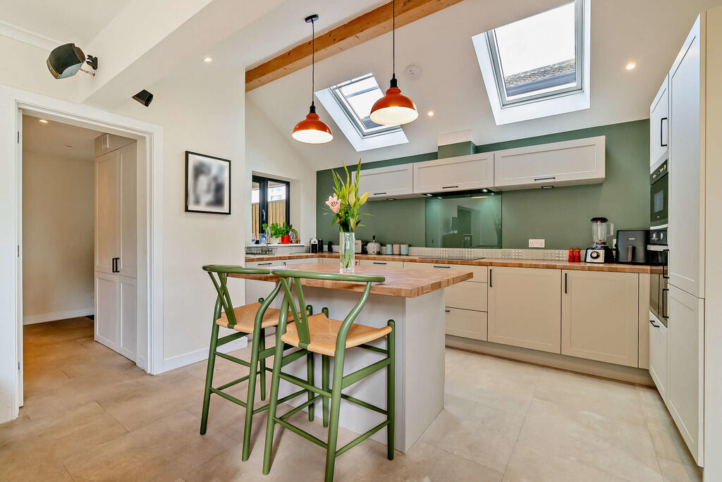 8664108-interior1...