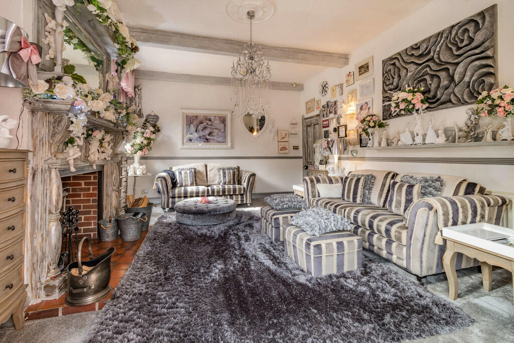 8479735-interior1...