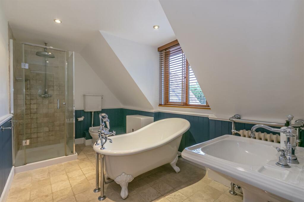 bed 1 ensuite.jpg