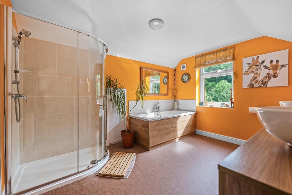 BATHROOM 03.jpg