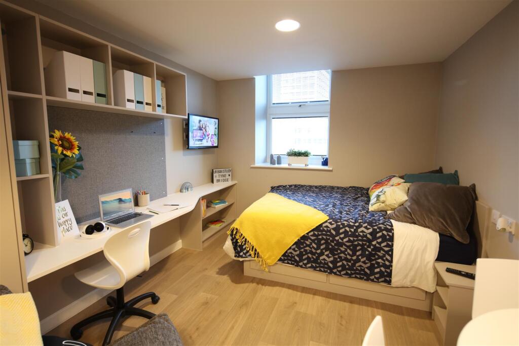 tyne bridge premium studio bed and window view.JPG