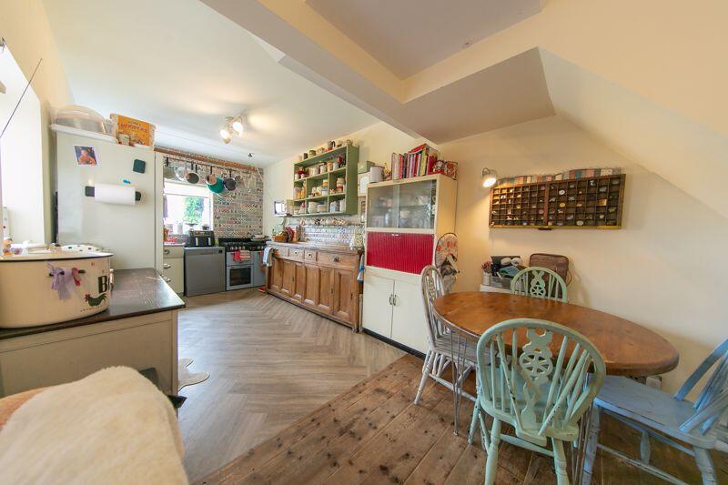 Kitchen &amp; dining room