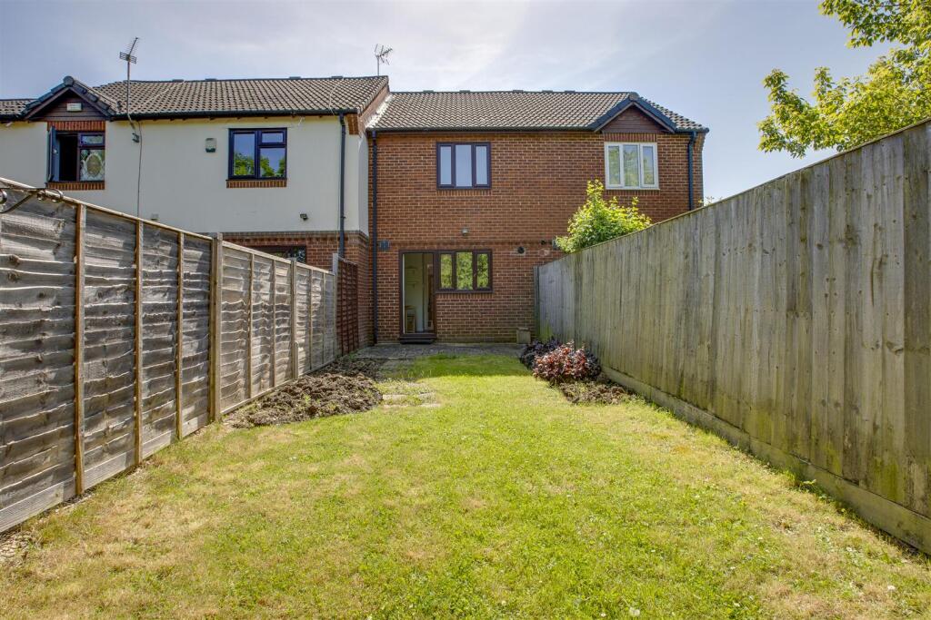 12 Parslow Close, HP21 9JD-12.jpg