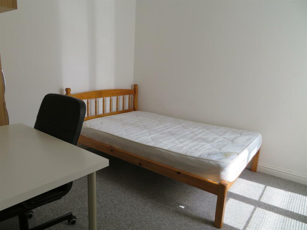 11 Stansted Bed2.JPG
