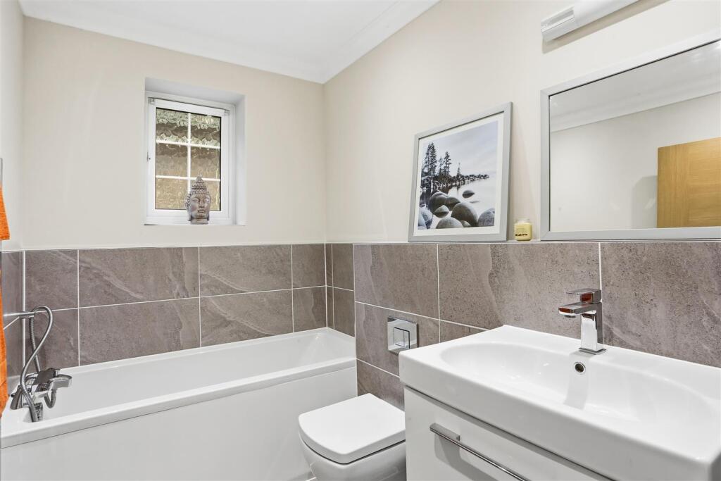 1590753081 - 2 Stanton Grove, KT20 - 16.jpg