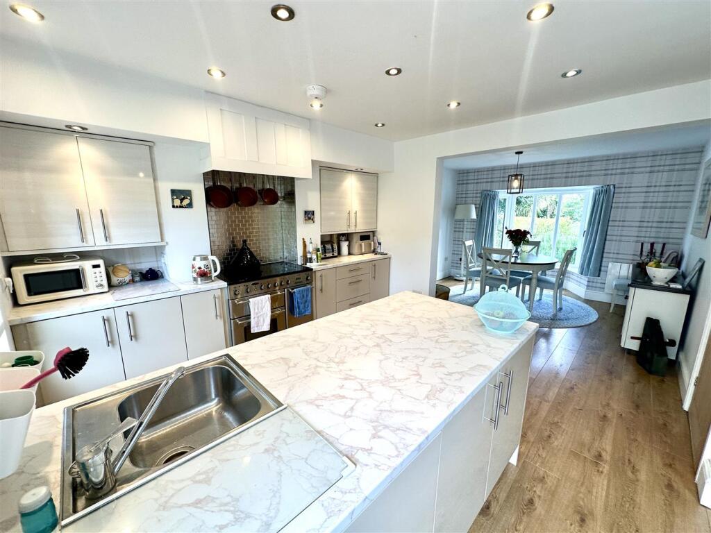 KITCHEN/BREAKFAST ROOM