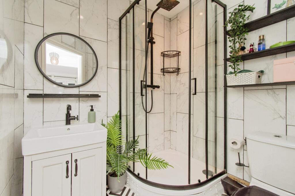 En Suite Shower Room