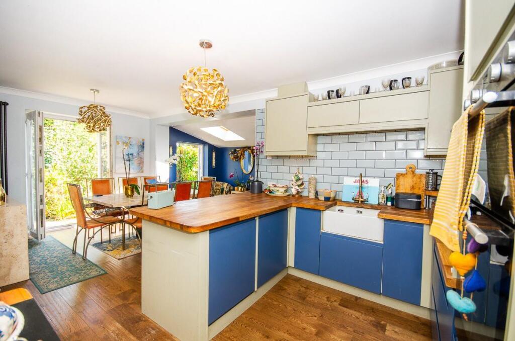 Kitchen pic 2.jpg