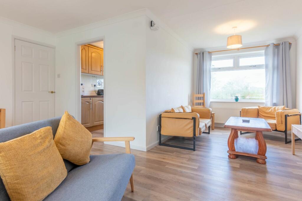 SITTING/DINING ROOM