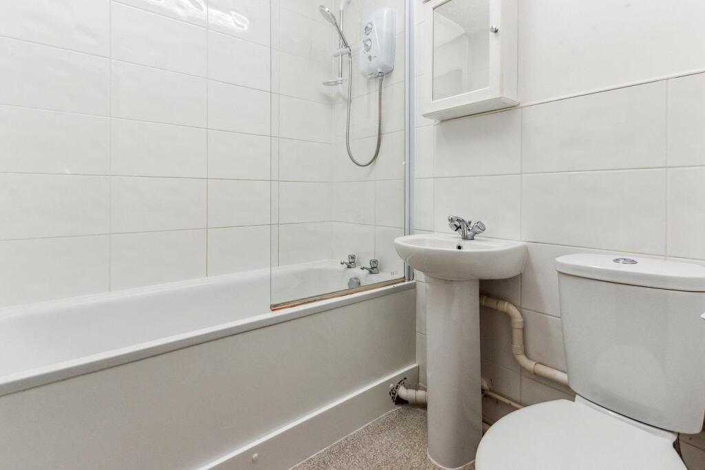 23 Myrna Close SW19 bathroom.jpg
