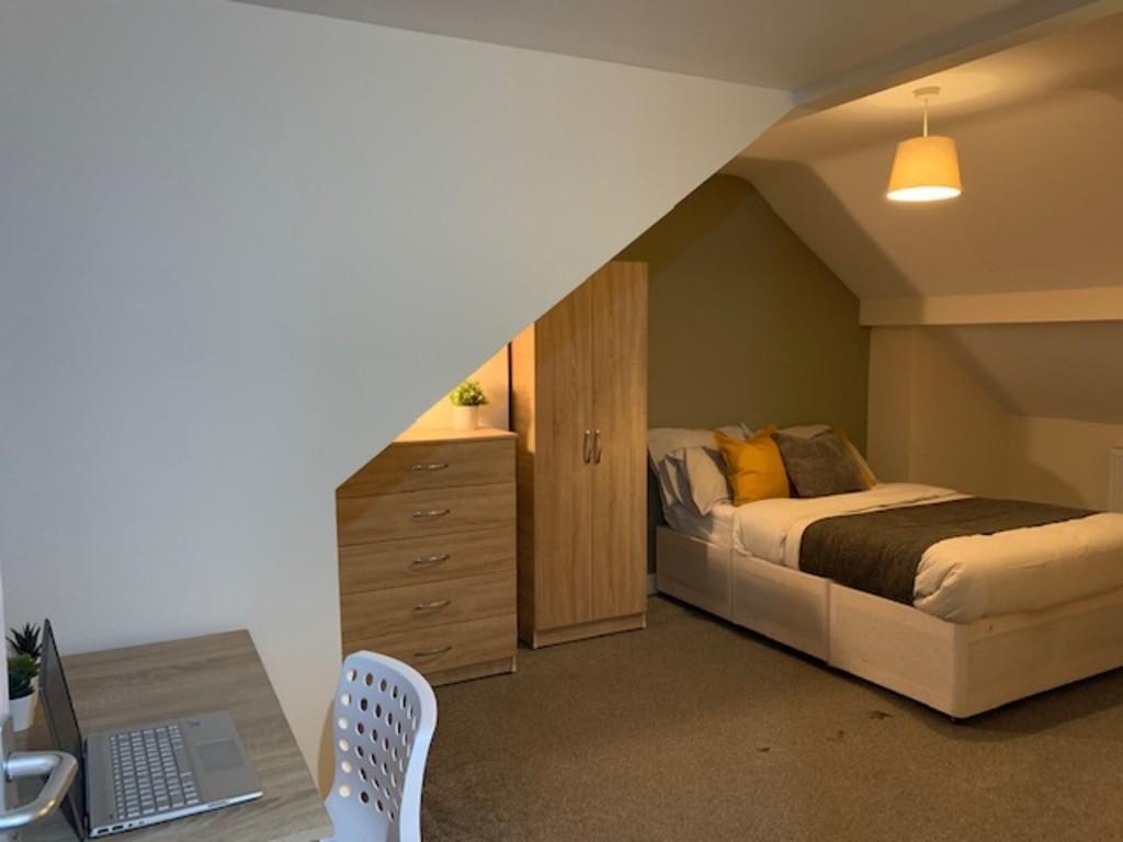 Cozy and well-kept single bedroom featuring a c...