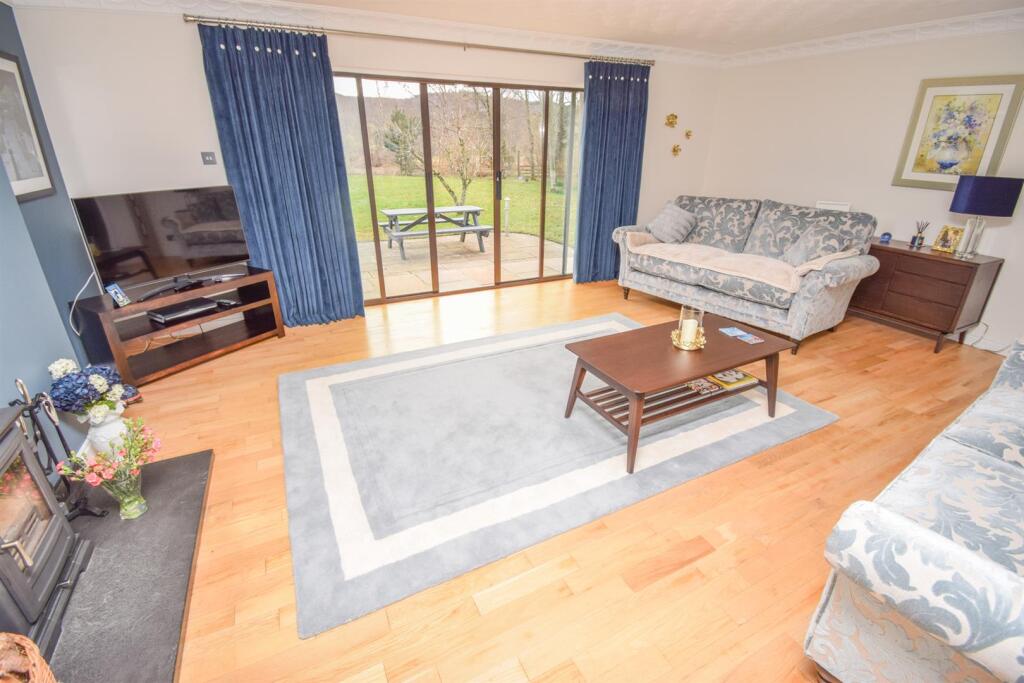 LOUNGE-2.jpg