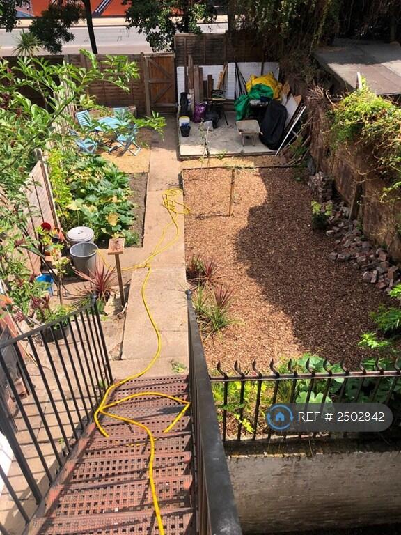 Large Garden With Access To Street 