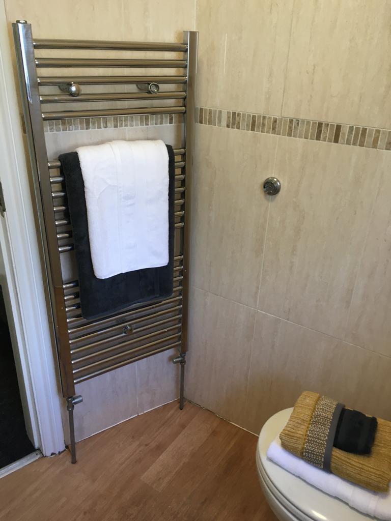 2) 30 Cranbrook Avenue Bathroom 31.07.2020.jpg